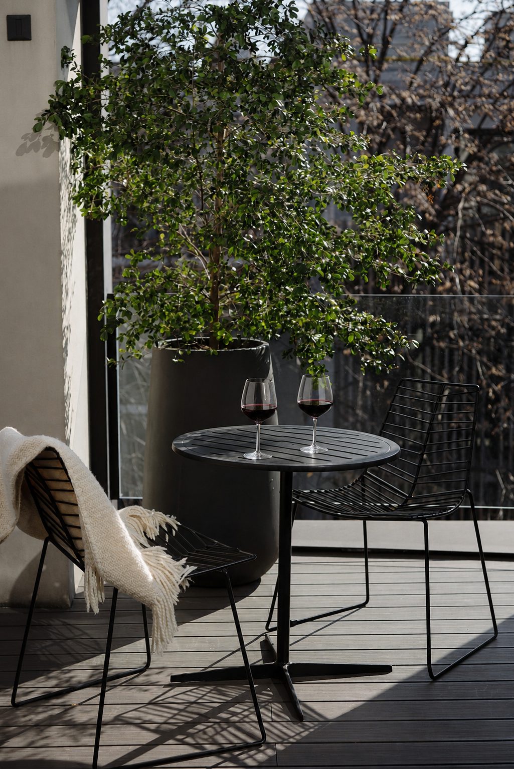 Copa de vino en el jardín del Hotel Krista